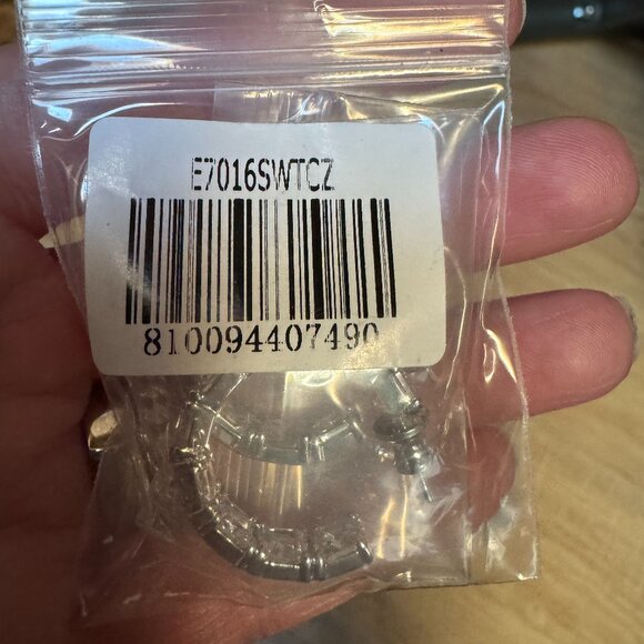 The Queen's Hoops 1" NWT - Picture 4 of 4